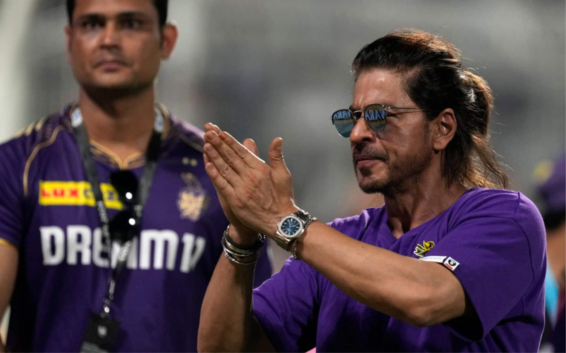 Shahrukh Khan Gets Down And Dirty; Picks Up KKR Flags [AP Photos]